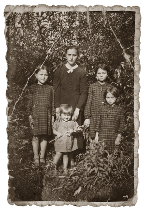 Zdjęcie 006. Urszula Serwańska, żona Stanisława, z córkami, ok. 1936 r.