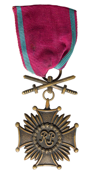 Zdjęcie 016. Brązowy Krzyż Zasługi z Mieczami przyznany S. Serwańskiemu.