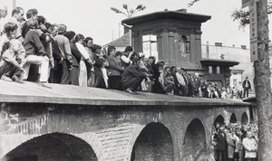 Zdjęcie 016. Mieszkańcy Przemyśla zgromadzeni 1 maja 1988 r. przy kościele św. Trójcy, gdzie zakończył się pochód sympatyków NSZZ „Solidarność” idących od kościoła Księży Salezjanów w Przemyślu.