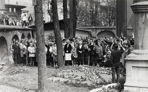 Zdjęcie 017. Mieszkańcy Przemyśla zgromadzeni 1 maja 1988 r. przy kościele św. Trójcy, gdzie zakończył się pochód sympatyków NSZZ „Solidarność” idących od kościoła Księży Salezjanów w Przemyślu.