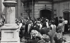 Zdjęcie 018. Mieszkańcy Przemyśla zgromadzeni 1 maja 1988 r. przy kościele św. Trójcy, gdzie zakończył się pochód sympatyków NSZZ „Solidarność” idących od kościoła Księży Salezjanów w Przemyślu.