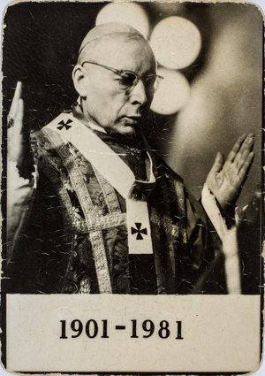 Zdjęcie 019. Przypinka ze zdjęciem kardynała Stefana Wyszyńskiego z datami: 1901–1981.