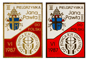 Zdjęcie 034. Przypinka o treści: III PIELGRZYMKA Jana Pawła II DO POLSKI, VI 1987. Dwa różne obrazy tego samego obiektu oświetlonego w inny sposób.