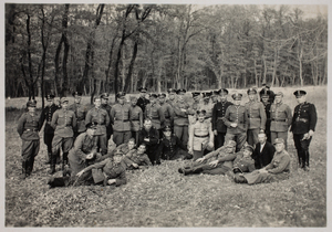Zdjęcie 004. Żołnierze straży granicznej i policjanci przed 1939 r. W pierwszym rzędzie, czwarty z prawej (w pozycji półleżącej) – kpr. Antoni Bąk.