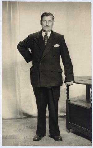 Zdjęcie 026. Antoni Bąk na zdjęciu wykonanym 2 czerwca 1952 r. w Aylesbury.