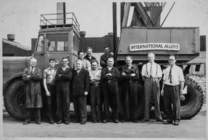Zdjęcie 027. Antoni Bąk (stoi czwarty z lewej) z pracownikami i szefami firmy International Alloys w Aylesbury w Wielkiej Brytanii, w sierpniu 1959 r., w dniu pożegnania z firmą, w której pracował w charakterze mechanika samochodowego.