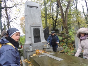 Porządkowanie grobów na Cmentarzu Łyczakowskim. Fot.K.Gajda-Bator