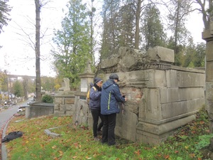 Porządkowanie grobów na Cmentarzu Łyczakowskim. Fot.K.Gajda-Bator