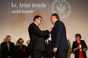 Ks. prał. Artur Grzęda na uroczystości wręczenia medali Republicae Memoriae Meritum – Rzeszów, 22 kwietnia 2024. Fot. Katarzyna Gajda-Bator (IPN)