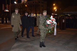 Złożenie kwiatów przez dowódców 3 PBOT oraz członków rodziny płk. Łukasza Cieplińskiego. Fot. K. Gajda-Bator
